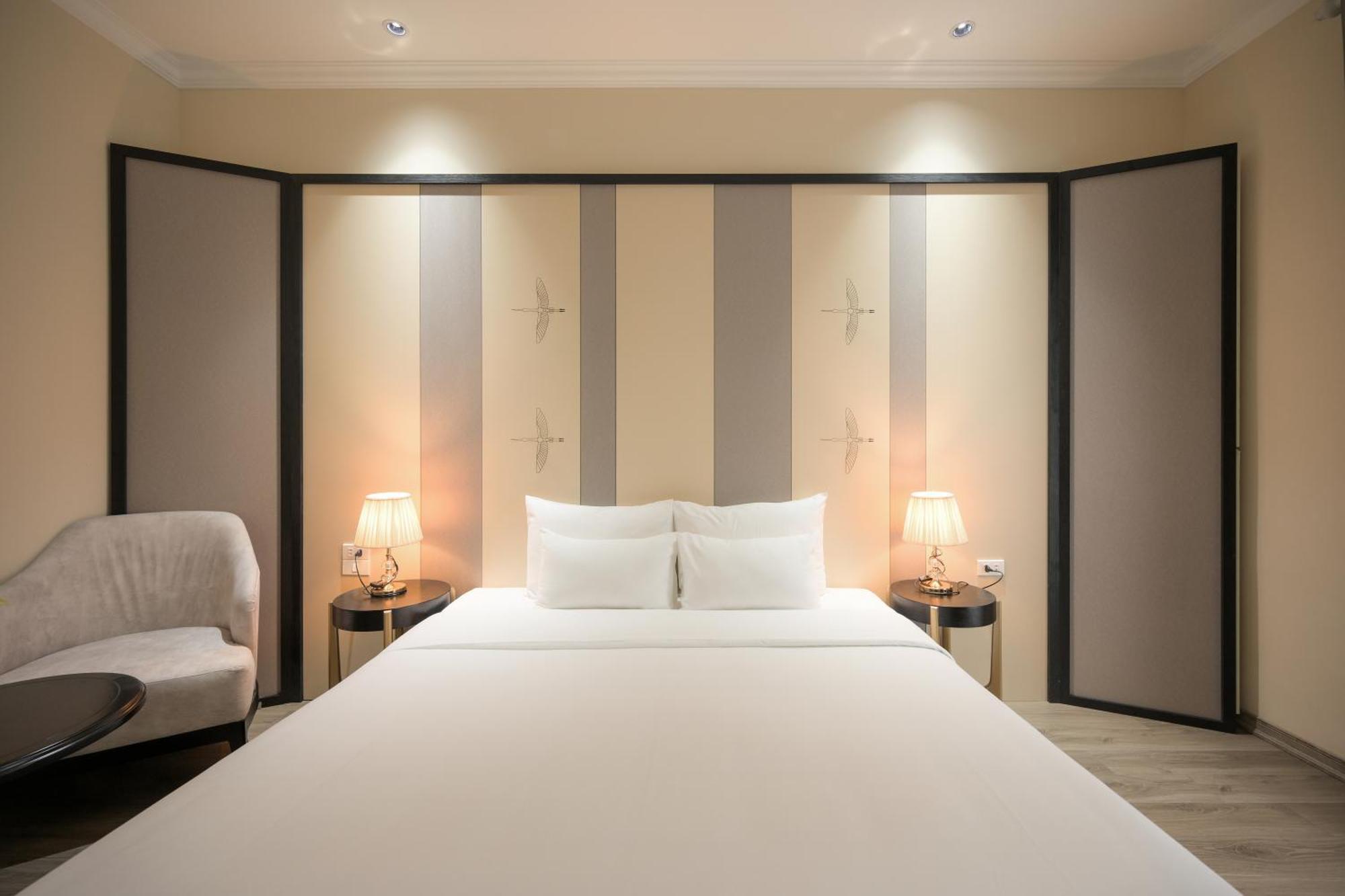 San Hotel & Pool — Photos 3