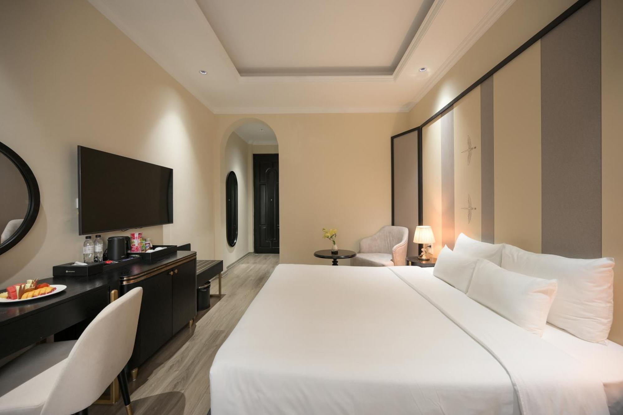San Hotel & Pool — Photos 2