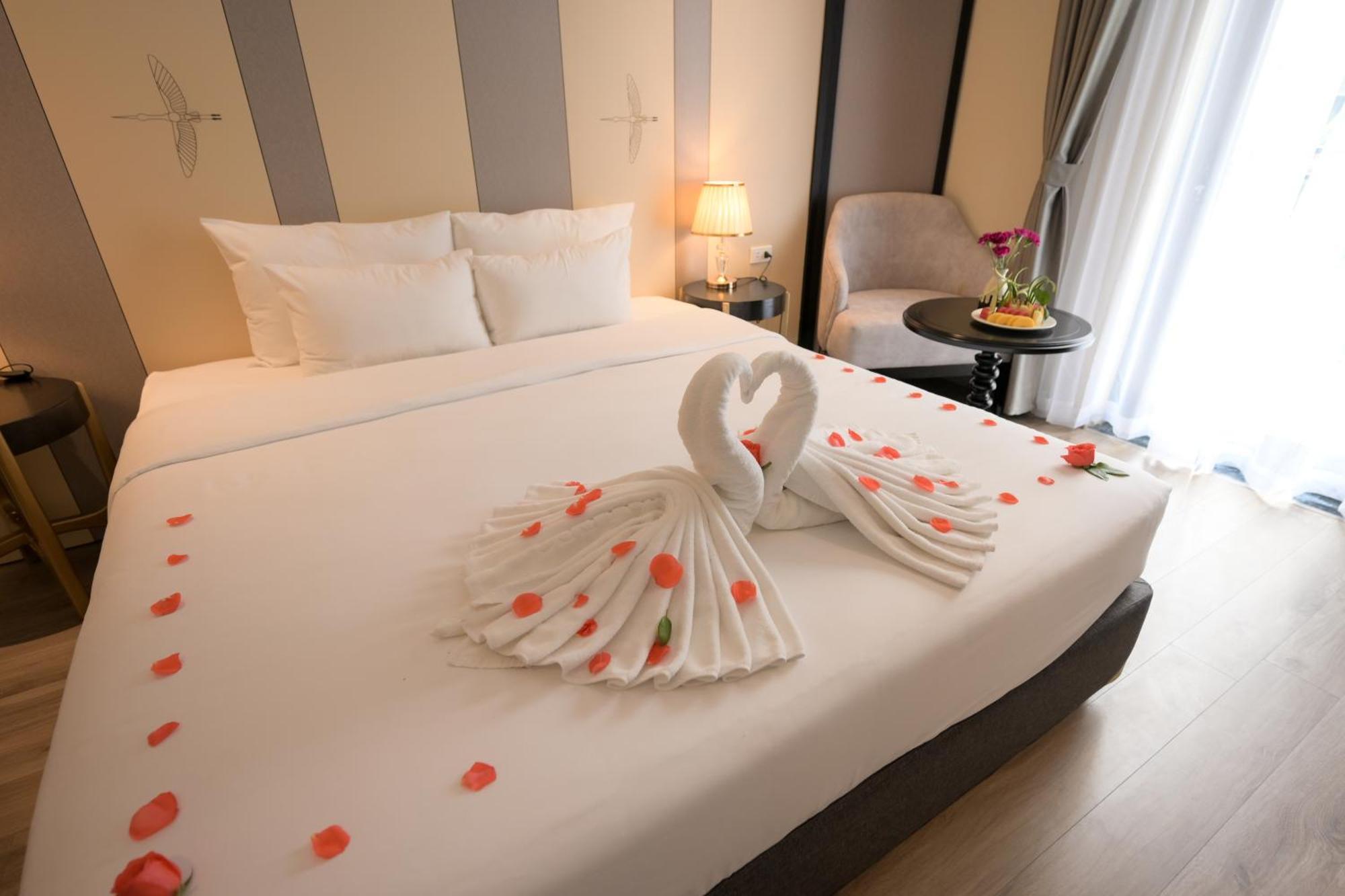 San Hotel & Pool — Photos 1